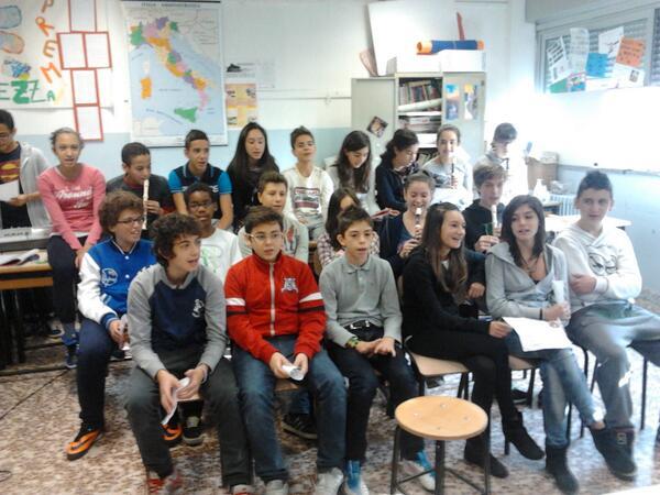 I ragazzi della SSI Bobbio di Torino cantano per una scuola indiana