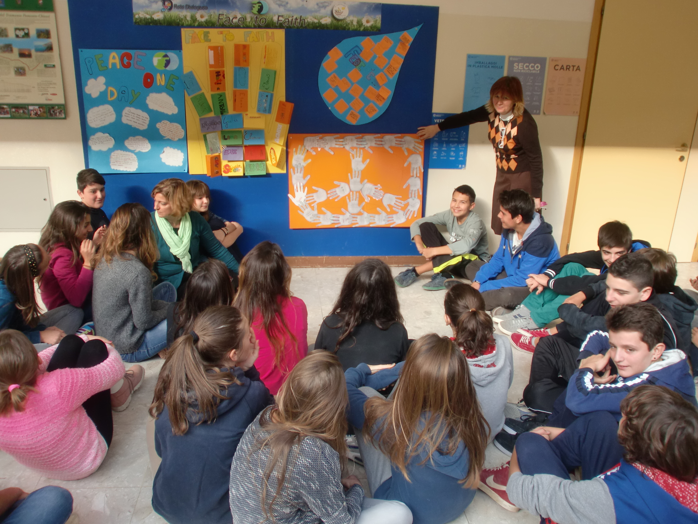 Inaugurazione bacheca Rete Dialogues – FtF nell’atrio della scuola Casteller